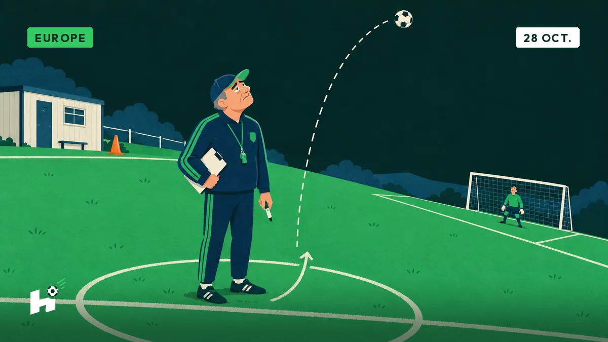 Freddy, carnet sous le bras, observe un ballon lobé depuis le milieu d'un terrain en pente, le gardien lointain levant les yeux.