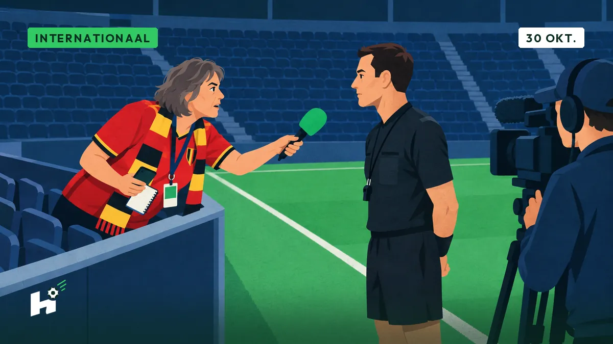 Nadine reikt vanaf de tribune een microfoon aan een scheidsrechter die alleen langs het veld voor een tv-camera staat.